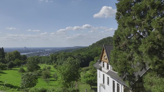Spektakul&auml;re Luftaufnahme des Drachenfelsens mit Schloss Drachenburg, Rheinblick, Petersberg, Hirschburg und dem historischen Burghof bei K&ouml;nigswinter im Sonnenlicht