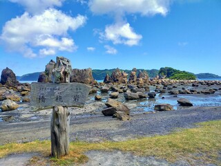 串本橋杭岩の案内板と海にそびえる奇岩群