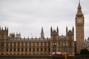 Obraz premium Elizabeth Tower with the clock face of Big Ben and the Palace of Westminster facade. Iconic London landmark and British architecture on a cloudy atmospheric day