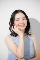 Fototapeta premium 笑顔のかわいい女性 美容やビューティーのカメラ目線のクローズアップの爽やか夏イメージ