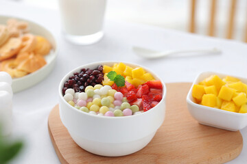 Small glutinous rice balls of different colors, mini balls made of flour, served with fruits or wolfberries