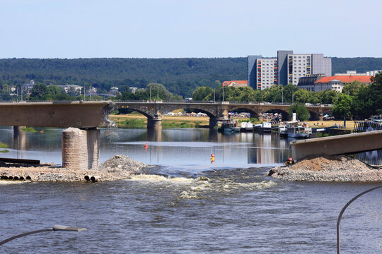 Bridge demolition and construction work on Carolabr�cke Dresden