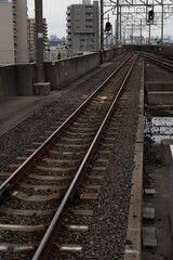 Fototapeta premium 日本、大阪府、住道駅、大東市、西日本旅客鉄道、JR西日本、城市、交通、橋、ビル、曇天、風景、堀、川、雲、写真素材