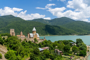 Fortezza di Ananuri sul lago Zhinvali, lungo la strada militare georgiana in Georgia