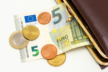 Geldbörse mit Euro Geldschein und Euromünzen