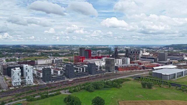 vue a&eacute;rienne d'Esch Belval au Grand duch&eacute; du Luxembourg, le quartier des affaires, avec les bureaux, l'universit&eacute; et le centre commercial qui entourent les anciens hauts fourneaux de la sid&eacute;rurgie