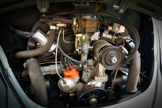 Blick auf den Motor eines alten, restaurierten VW K&auml;fers
