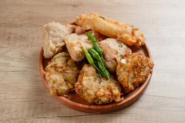 Gorengan is a general term for a large group of Indonesian fried snacks that can be prepared with a variety of ingredients, such as bakwan (fried vegetables), tofu, and risol (fried rice cakes).