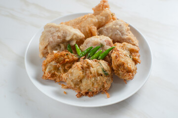 Gorengan is a general term for a large group of Indonesian fried snacks that can be prepared with a variety of ingredients, such as bakwan (fried vegetables), tofu, and risol (fried rice cakes).