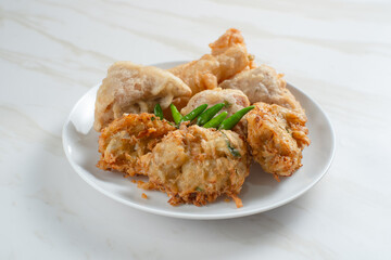 Gorengan is a general term for a large group of Indonesian fried snacks that can be prepared with a variety of ingredients, such as bakwan (fried vegetables), tofu, and risol (fried rice cakes).