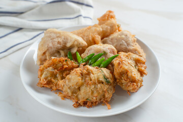 Gorengan is a general term for a large group of Indonesian fried snacks that can be prepared with a variety of ingredients, such as bakwan (fried vegetables), tofu, and risol (fried rice cakes).