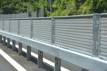 高速道路の中央分離帯
