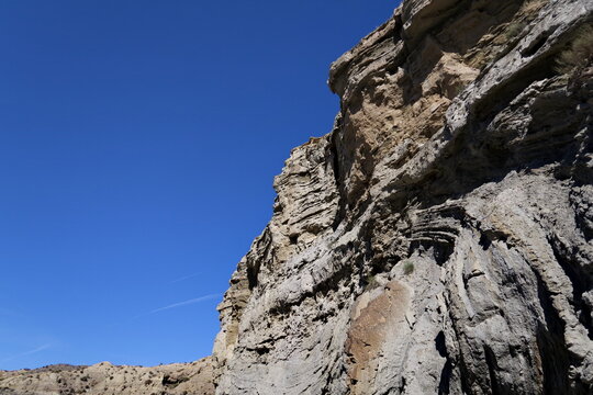 Paroi rocheuse et ciel bleu.