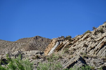 Paroi rocheuse et ciel bleu.