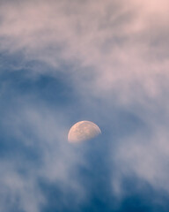 Lua diurna com nuvens