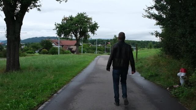 Sommerdepression, Abgeschlagenheit in einer Burnout Kriese, Verlangsamung vom Leben in einer nachdenklichen Krise mit ungewisser Zukunft