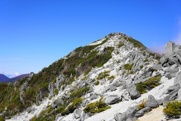 南アルプス　鳳凰三山　観音岳の白い花崗岩の山肌