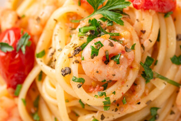 Linguine con gamberetti, pomodorini e prezzemolo, pasta italiana 
