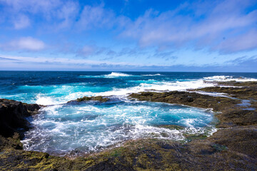 Obraz premium Rocky Pools and Vibrant Ocean Waves