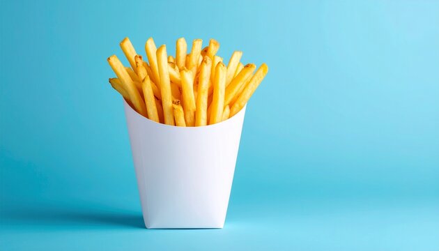 Papas fritas doradas en cono de papel blanco sobre fondo azul.