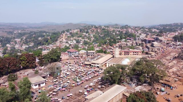 Vue a&eacute;rienne de la ville de Foumban, capitale du peuple Bamoun au Cameroun

