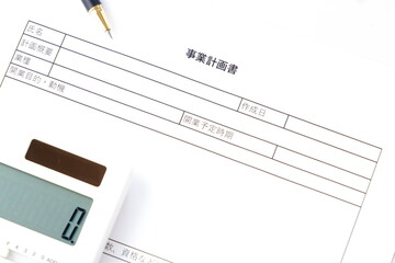 新規事業の立ち上げに先立ち、事業計画書を作成する起業家のイメージ
