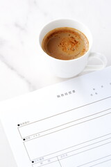 職務経歴書 - コーヒーを飲みながら、転職活動に欠かせない職務経歴書を準備しているイメージ
