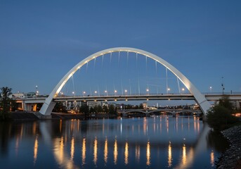 都会の夜空、優雅に輝くアーチ橋 水面に映る美しい光