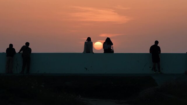 고요한 우정, 오키나와 해안 방벽 위 일몰 감상하는 친구들
Peaceful Friendship Watching Sunset on Okinawa Seawall