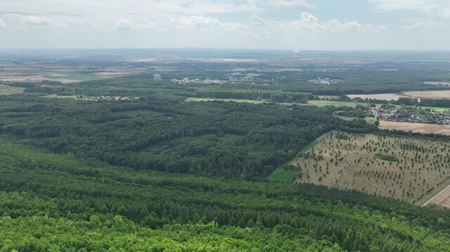 Luftbildaufnahme der Sophienhoehe bei Stetternich, Juelich und angrenzendem Braunkohletagebau im Rheinischen Revier, Kontrast zwischen Natur und Industrie