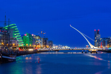 Obraz premium Bridge across city river during blue hour