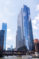Obraz premium Vibrant sunny view of Chicago downtown skyline under a blue sky
