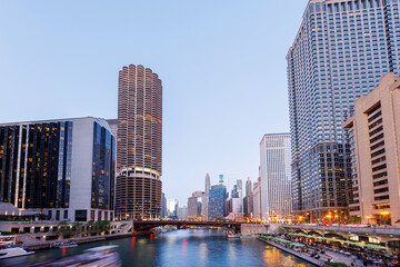 Fototapeta premium Scenic view of downtown Chicago during sunset