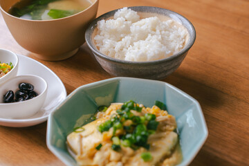 Japanese Traditional Breakfast with Tofu Egg Dish / 豆腐の卵とじの和朝食
