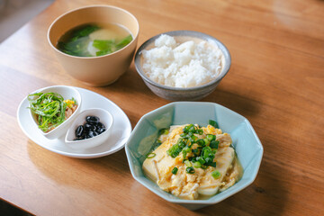 Japanese Traditional Breakfast with Tofu Egg Dish / 豆腐の卵とじの和朝食
