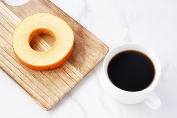 バウムクーヘンとコーヒー - 美味しそうなバウムクーヘンと、淹れたてのコーヒーで、コーヒーブレイク
