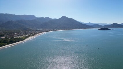 Vista aérea de ilhas tropicais rodeadas por mar azul e vegetação exuberante num dia claro. Paisagem natural perfeita para temas relacionados com turismo, natureza e tranquilidade.