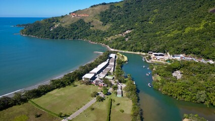 Vista aérea de ilhas tropicais rodeadas por mar azul e vegetação exuberante num dia claro. Paisagem natural perfeita para temas relacionados com turismo, natureza e tranquilidade.