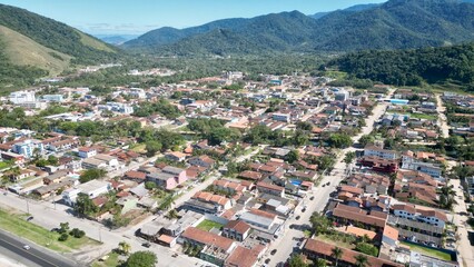 Vista aérea de ilhas tropicais rodeadas por mar azul e vegetação exuberante num dia claro. Paisagem natural perfeita para temas relacionados com turismo, natureza e tranquilidade.