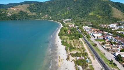 Vista aérea de ilhas tropicais rodeadas por mar azul e vegetação exuberante num dia claro. Paisagem natural perfeita para temas relacionados com turismo, natureza e tranquilidade.