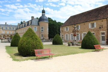 Château de Pierre-de-Bresse : bancs et buis taillés dans la cour