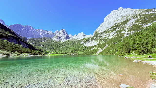 Kristallklarer Seebensee in alpiner Landschaft bei Sonnenschein