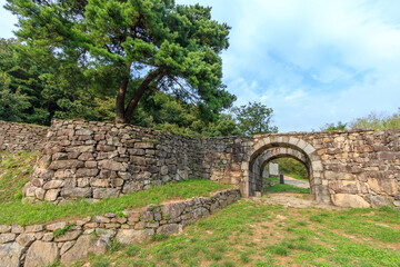 조선시대에 축성된 전북 완주군 위봉산성의 여름