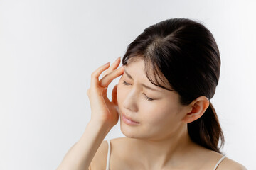 Fototapeta premium 頭痛に悩む若い女性