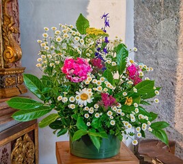 Bouquet of flowers in the church, Sauris, Friaul-Julisch-Venetien, Italien, Europa, 12.Juli 2025