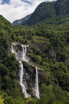 imposanter Wasserfall in den Bergen, Hochformat