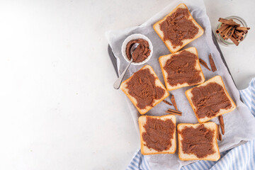 Sweet breakfast cinnamon toasts, buttery sugar cinnamon toast with fresh strawberry and blueberry. Creme Brulee dessert toast recipe for summer breakfast