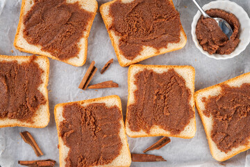 Sweet breakfast cinnamon toasts, buttery sugar cinnamon toast with fresh strawberry and blueberry. Creme Brulee dessert toast recipe for summer breakfast