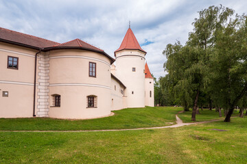 Fototapeta premium Outer walls and tower of Kežmarok Castle in Slovakia, a Renaissance fortress with medieval origins. The castle is located in the town center and now serves as a museum.