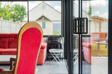 Gros plan sur une véranda moderne réalisée par une entreprise spécialisée, avec poignées et encadrement extérieur en PVC gris anthracite, mettant en valeur les finitions et le savoir-faire professionn